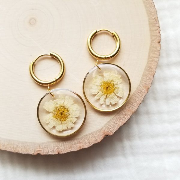 These pressed Chamomile flower resin earrings are the perfect accessory for anyone wanting to add a touch of natural whimsy to their outfit.