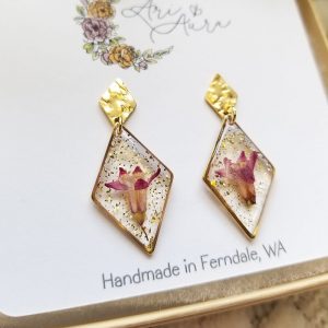 These pink dried wildflower earrings are one-of-a-kind and express the beauty of nature and the memory of a blooming flower.