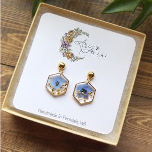 In addition to adding a pretty shade of blue to your accessories, Forget me not flowers are rich in symbolism. They symbolize true love making these resin dangle earrings the perfect gift for someone special.