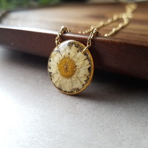 Intended to bring joy and healing the chamomile flower is one of the first to open to the sun each morning. This pressed Chamomile flower resin necklace will surely bring a smile to your face.