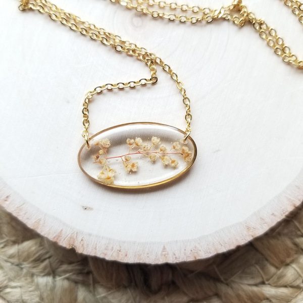 This delicate yet sturdy dried flower resin necklace is made with handpicked, hand pressed flower buds grown in the Pacific Northwest. It is sure to impress anyone who has a love of flowers and plants.