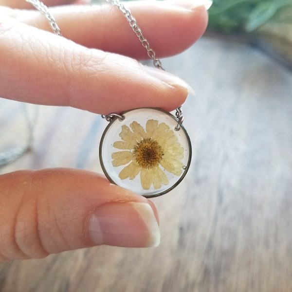 This pressed daisy flower necklace is the perfect accessory for anyone wanting to add a touch of natural whimsy to their outfit.