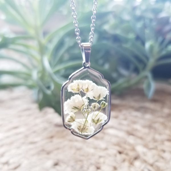 This unique of a kind dried baby’s breath flower resin necklace adds a touch of meaning to your outfit as baby’s breath symbolizes everlasting love.
