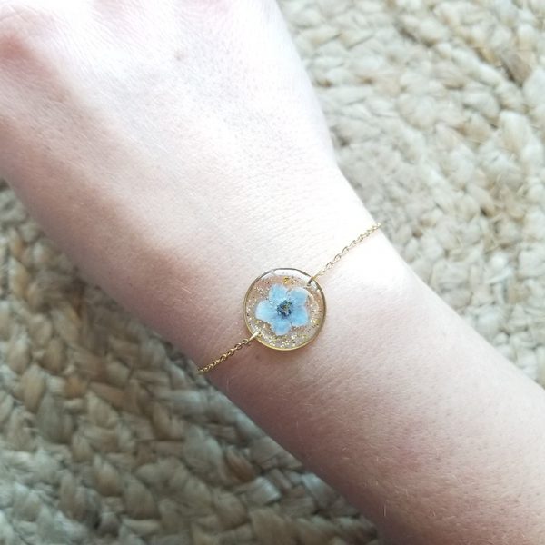 In addition to adding a pretty shade of blue to your accessories, Forget me not flowers are rich in symbolism. They symbolize true love and respect making this resin bracelet the perfect gift for someone special.
