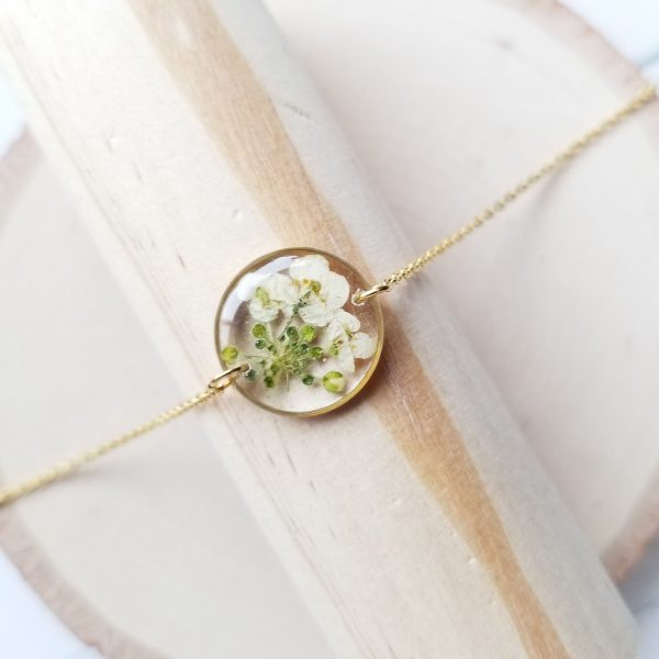The simplistic elegance of this dried alyssum flower bracelet makes it the perfection addition to your jewelry collection!