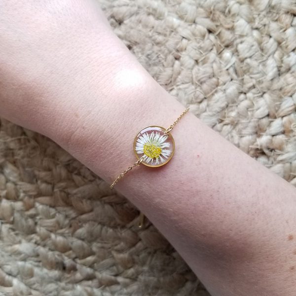 Intended to bring joy and healing the daisy flower is one of the first to open to the sun each morning. This pressed daisy flower resin bracelet will surely bring a smile to your face.