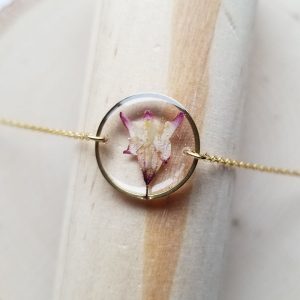 Keep a little piece of nature close to you with this tiny wildflower resin bracelet