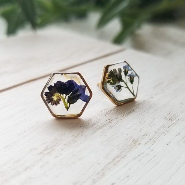 In addition to adding a pretty shade of blue to your accessories, Forget me not flowers are rich in symbolism. They symbolize true love making these stud earrings the perfect gift for someone special.