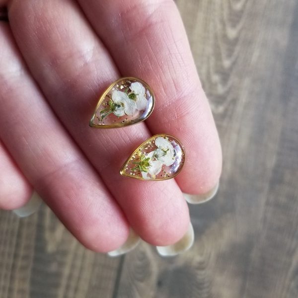These dried flower stud earrings are one-of-a-kind and express the beauty of nature and the memory of a blooming flower.