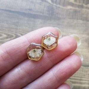 These unique of a kind dried flower stud earrings add a touch of meaning to your outfit since baby’s breath flowers symbolize everlasting love.