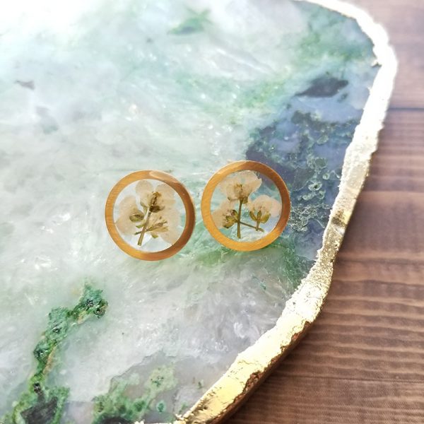 These unique of a kind dried flower stud earrings add a touch of meaning to your outfit since baby’s breath flowers symbolize everlasting love.