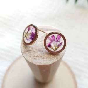 The bright pink petals from the Sea Thrift bush plant will surely catch your eye with the vibrant color yet soft texture. Pressed, Dried and then carefully placed in a resin filled open bezel these stud earrings are sure to be enjoyed for many years to come.