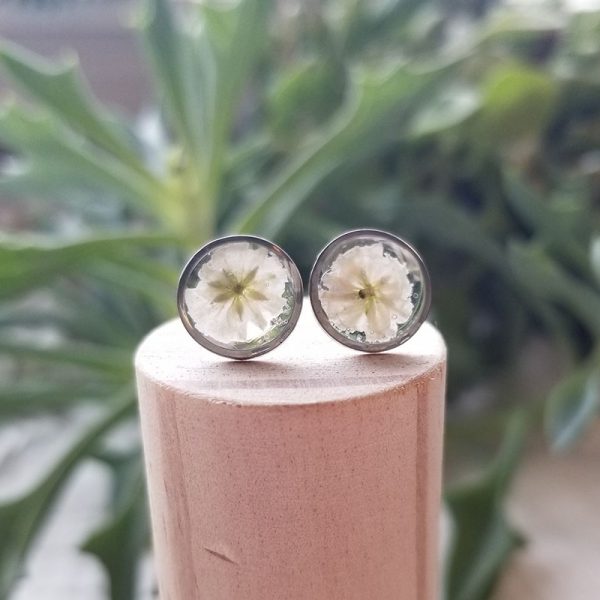 These dried flower stud earrings are one-of-a-kind and express the beauty of nature and the memory of a blooming flower.