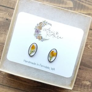 Take a little bit of nature with you wherever you go with these dried wildflower earring studs made with high quality resin.