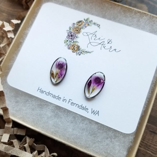 The bright pink petals from the Sea Thrift bush plant will surely catch your eye with the vibrant color yet soft texture. Pressed, Dried and then carefully placed in a resin filled open bezel these stud earrings are sure to be enjoyed for many years to come.