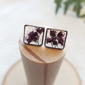 Take a little bit of nature with you wherever you go with these dried wildflower earring studs made with high quality resin.